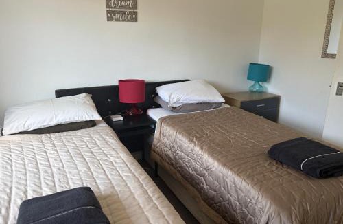 Ascot Apartment | A Home from Home -2 Bed Flat & Free Driveway Parking