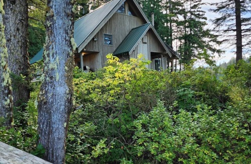 Kyuquot House | A home nestled between the coastal rainforest & sparkling waters of the Pacific