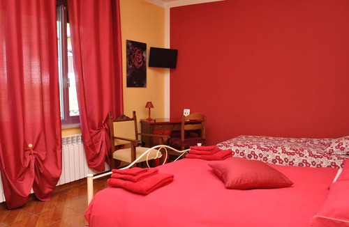 Borgofranco d'Ivrea Bed & Breakfast | A house under a big tree, the guardian of our family.
