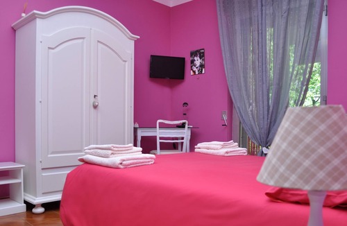 Borgofranco d'Ivrea Bed & Breakfast | A house under a big tree, the guardian of our family.