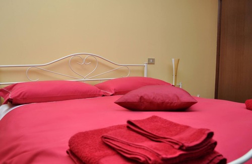 Borgofranco d'Ivrea Bed & Breakfast | A house under a big tree, the guardian of our family.