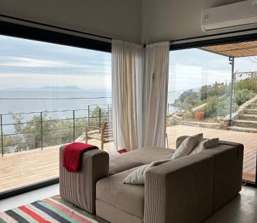 Plomari Apartment | A House with A View