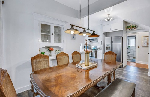 Bungalow Heaven House | A Huge, Calm, Relaxing, Beautiful Home close to Universal Studio