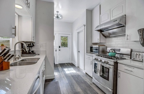 Bungalow Heaven House | A Huge, Calm, Relaxing, Beautiful Home close to Universal Studio