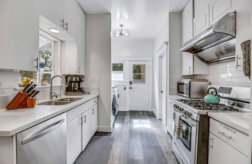 Bungalow Heaven House | A Huge, Calm, Relaxing, Beautiful Home close to Universal Studio