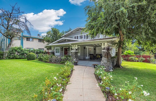 Bungalow Heaven House | A Huge, Calm, Relaxing, Beautiful Home close to Universal Studio