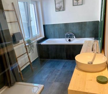 Heze House | A l'ombre du cèdre