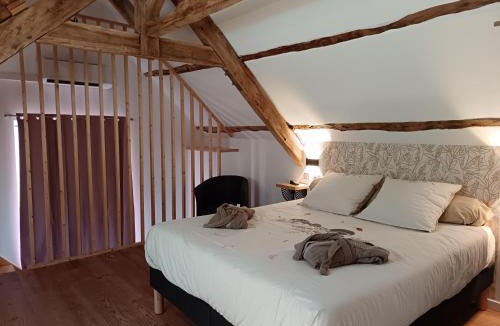 Saint-Malon-sur-Mel House | A La Mémoire de Merlin " Gîte Le Miroir Aux Fées "