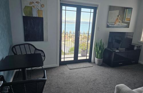 Bluff Hill House | A La Roslyn