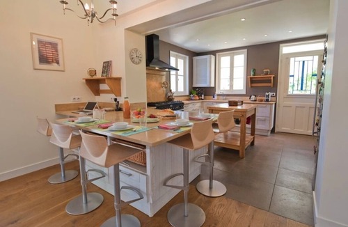 Petit-Palais-et-Cornemps House | A large Manor House with heated pool in the heart of Bordeaux wine country
