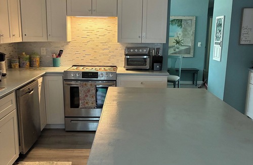 Sleepy Hollow House | A Little Piece of Paradise! 3 bedroom pool home, 3 miles to Daytona Beach Shores