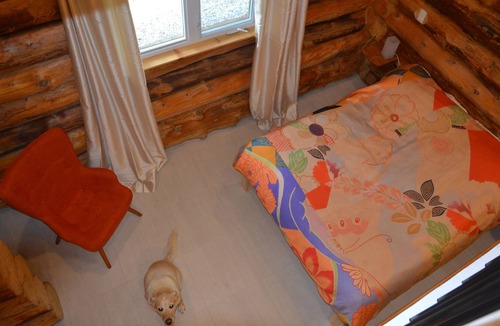 Lac-Saint-Paul Ski Chalet | A log home with a meadow roof! On the edge of a beautiful lake !