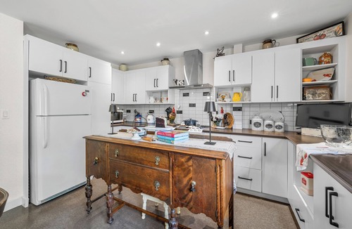 Anne's Land House | A Luxurious Retreat Clinton PondnSpacious 5-bedroom house with Hottub in Clinton