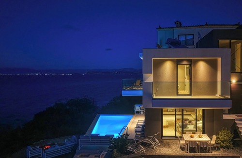 Xiropigado Villa | A luxurious specious 4 bedroom 3.5 bathrooms sea front modern villa