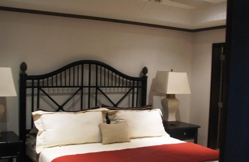 Old Trees Bay Villa | A Luxurious Three-Bedroom, Three Bathroom Apartment
