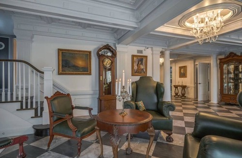 South Central Houston Villa | A luxury guest house with heated swimming pool