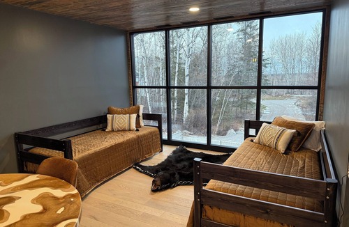Roosevelt Cabin | A Midnight Hideaway