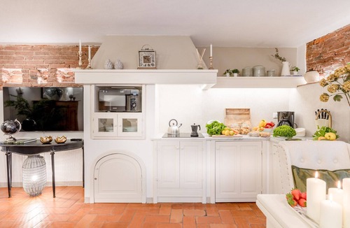 Lucca Historical Center Apartment | A Million Dollar's View: the Lucca Colosseum. Luxury 1 bedroom 1 Bathroom Apartment
