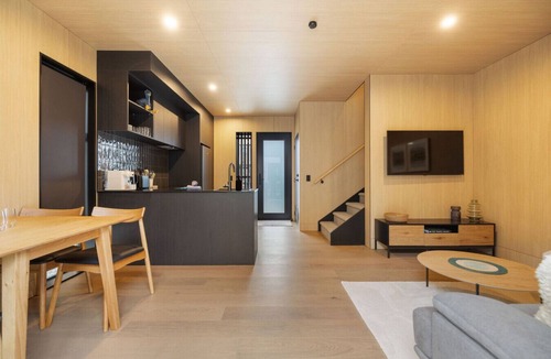 Frankton Villa | A modern 2-bedroom retreat in the popular Five Mile Villas.
