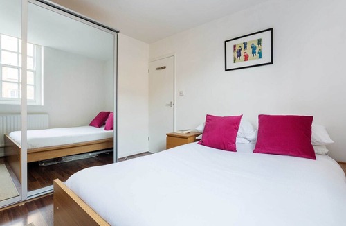 Spitalfields Apartment | A modern apartment sleeping 3 with easy access to all areas of London (Veeve)