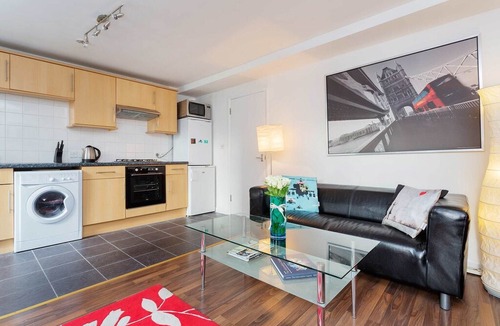 Spitalfields Apartment | A modern apartment sleeping 3 with easy access to all areas of London (Veeve)