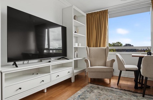 Syon Apartment | A modern, comfortable flat in West London near Kew Gardens