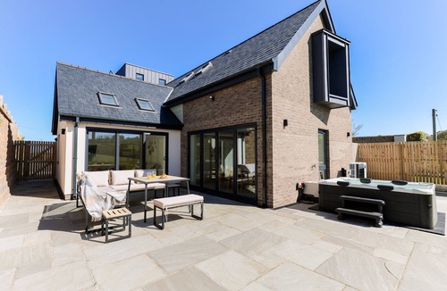 Amlwch House | A modern costal dormer bungalow in the scenic Bull Bay, offering stunning coastal views for up to 7 guests
