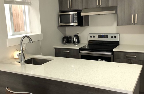 White Rock House | A - Modern Cozy Room w Private Entrance & Washroom