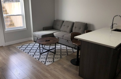 White Rock House | A - Modern Cozy Room w Private Entrance & Washroom