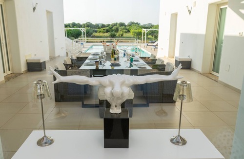Sava Villa | A modern villa set between Sava and Campomarino in a peaceful private setting.