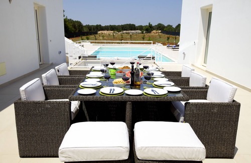Sava Villa | A modern villa set between Sava and Campomarino in a peaceful private setting.