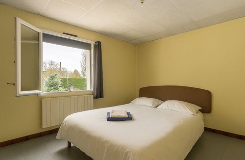 Montmarault Apartment | A Montmarault, L'Arbre de Vie vous propose 2 couchages et 2 salles d'eau