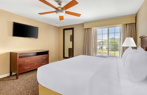 Berkeley Hotel | A Must-Experience Vacay! 2 Units w/Kitchens, Pool, Sports Courts, Free Parking!
