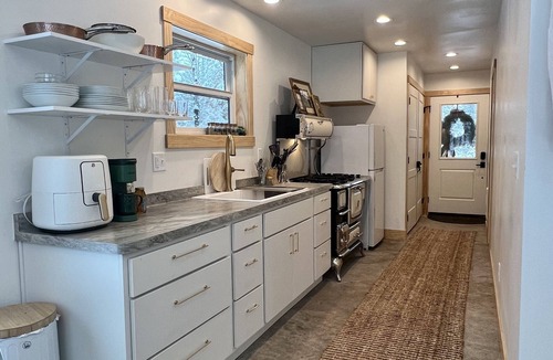 La Pointe House | A new contemporary escape for your next snow day on Madeline!