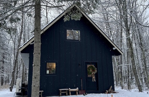 La Pointe House | A new contemporary escape for your next snow day on Madeline!