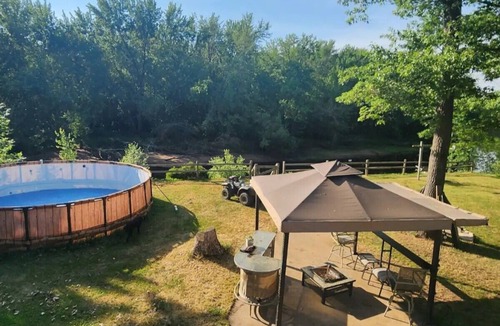 Grandy House | A peaceful River Getaway with a hot tub & fun!