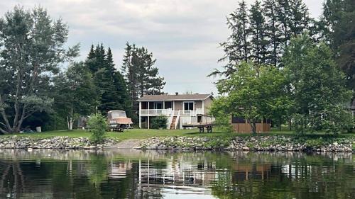 Degelis House | A Peaceful Waterfront Escape - La Perle du Lac