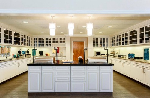Feather Sound Hotel | A Place to Unwind, Unplug, and Recharge! Full Kitchen, Free Breakfast, Pool!