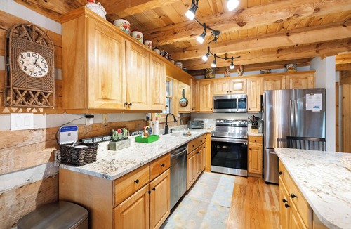 Seven Devils Cabin | A Portofino Cabin: Mountain Log Cabin, Hot Tub, Pet Friendly, Wood Fireplace