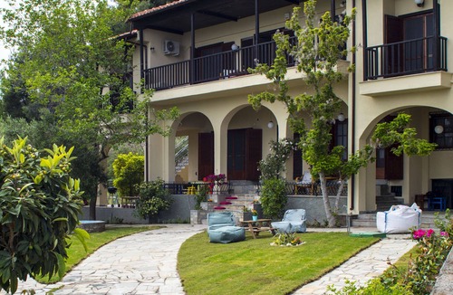 Kriopigi Villa | A private detached villa just five minutes walking distance from the beach