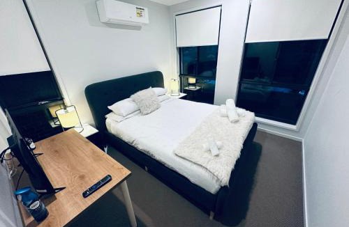 Austral House | A Private Ensuite with AC and TV