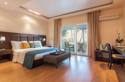 Sane Villa | A Private Haven: Hera with Secluded Pool and Garden