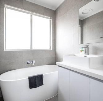 Bayswater House | A Private Hideaway with Large Backyard and CarParks
