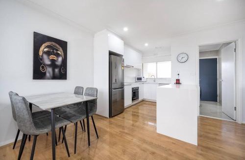 Bayswater House | A Private Hideaway with Large Backyard and CarParks