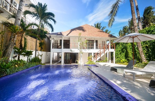 Balabag Villa | A private space on the white beach with 5 large rooms and beds
