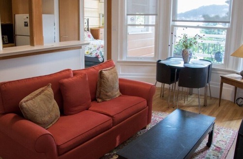 Cole Valley Apartment | A quiet apartment on a tree line street in the middle of the city
