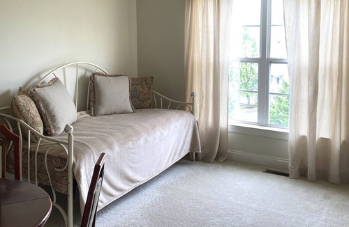 Gaithersburg Condo | A Quiet Luxury Condo in Kentlands - Walk to Restaurants, Movie Theater, Shops