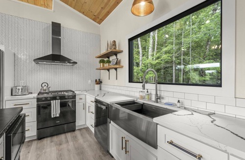 Campton House | A Red River Barnhouse- Hot tub, Firepit, Gas Fireplace