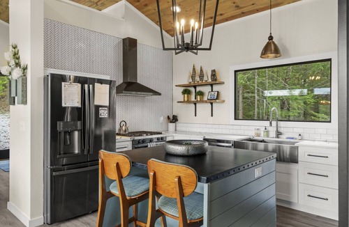 Campton House | A Red River Barnhouse- Hot tub, Firepit, Gas Fireplace