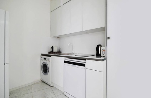 Quartier de la Folie-Mericourt Apartment | A Refined 3-Br/3BA with Balcony in République